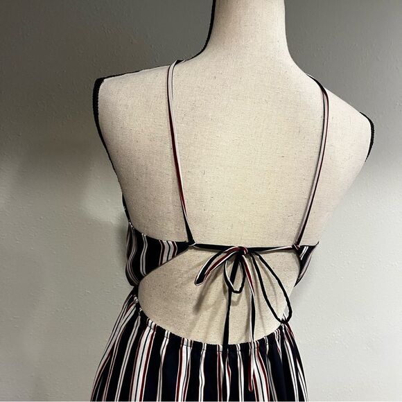 Striped halter dress with open back laced details - Picture 6 of 12